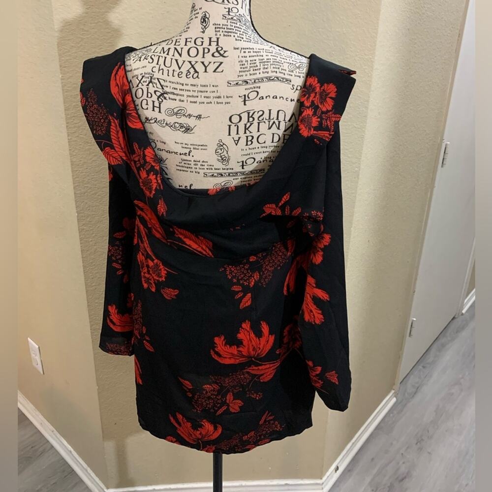 Pretty‎ little thing top NWT